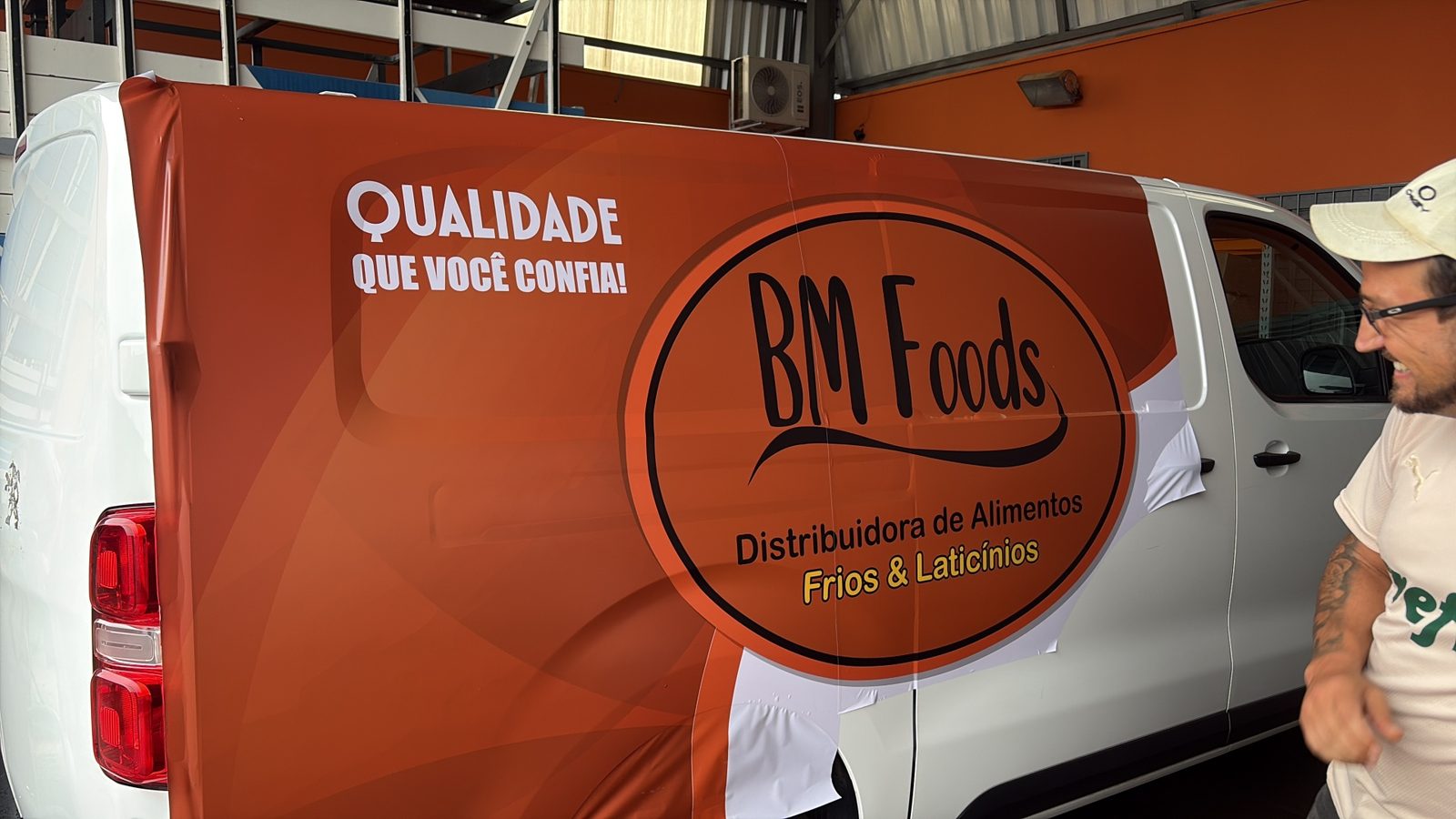 Envelopamento de Frota - Identidade visual aplicada em veículos comerciais
