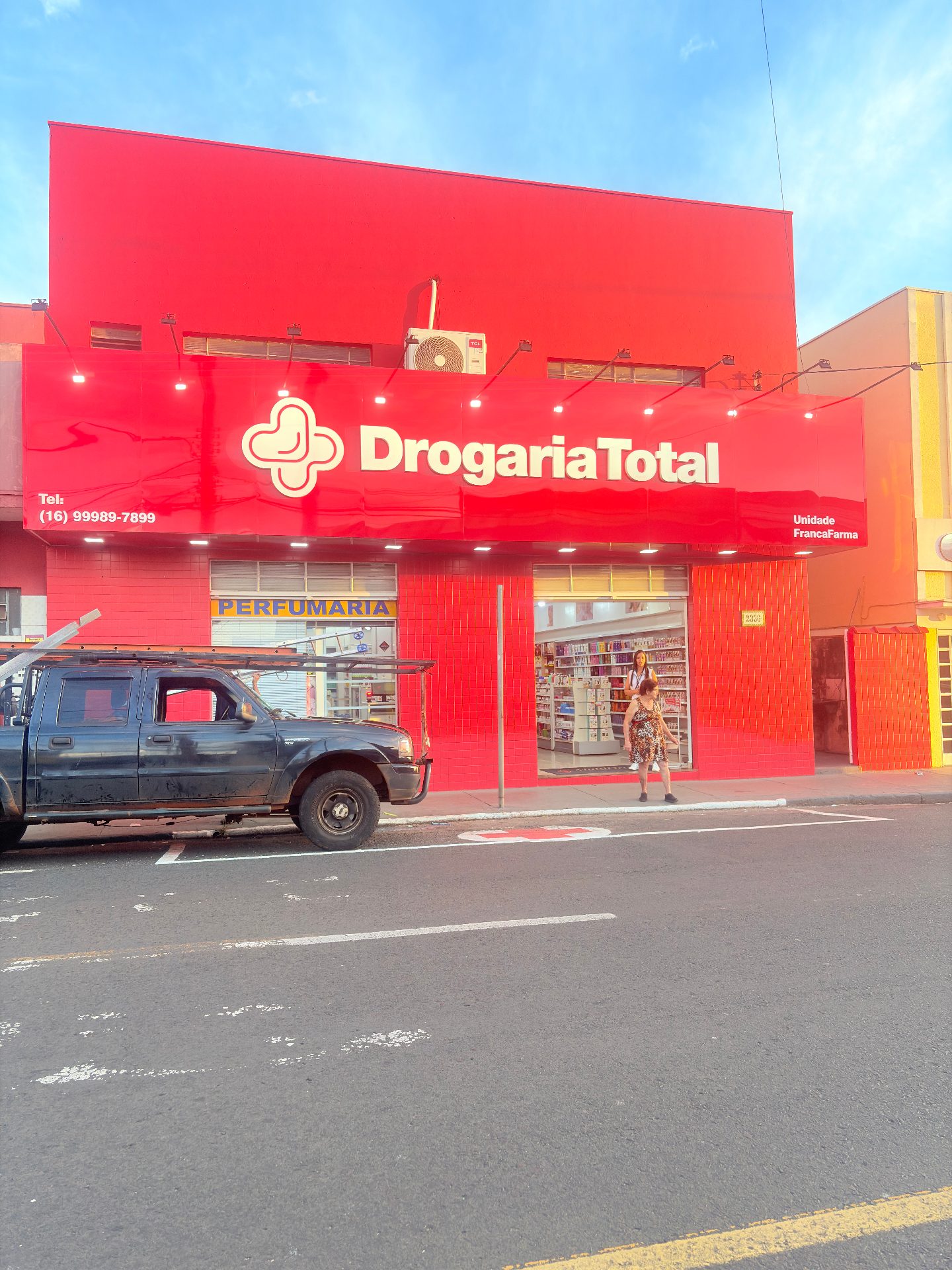 Drogaria Total - fachada completa