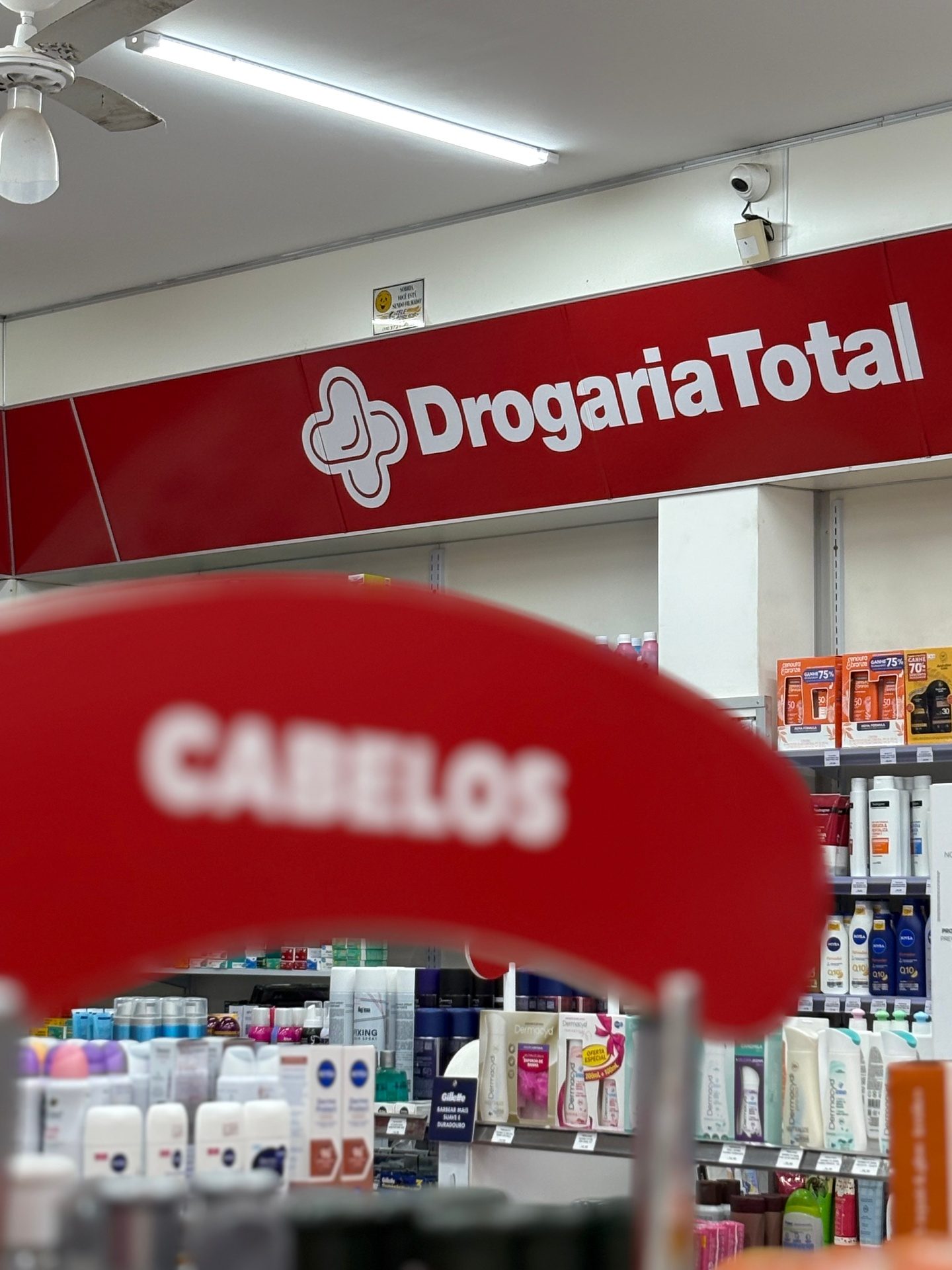 Drogaria Total - letreiro interno